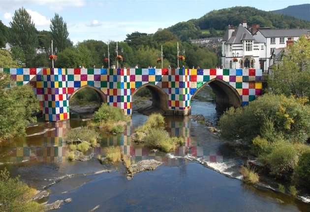 Creating an ever-changing artwork on Llangollen Bridge