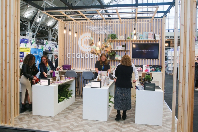 modern wood panelled exhibition stand with white desks