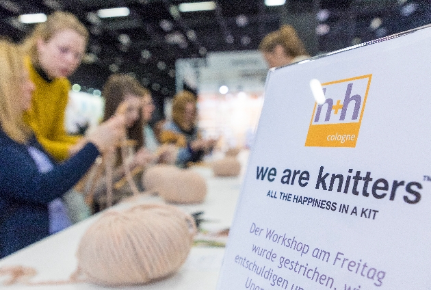 sign saying we are knitters