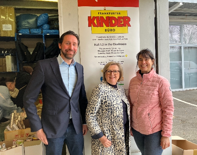 Creativeworld exhibitors donate art supplies to childrens charity