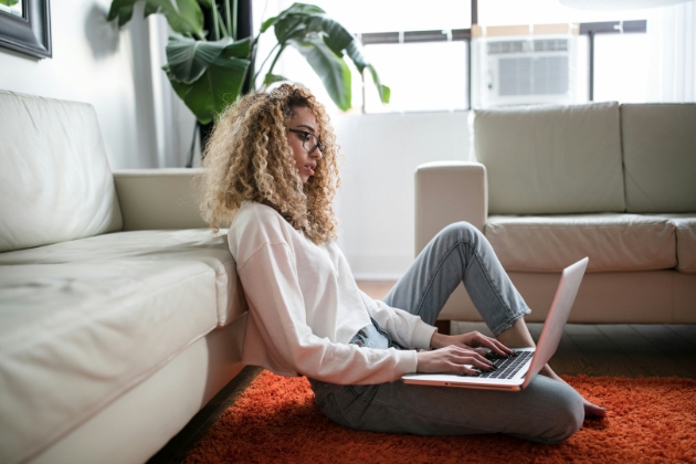 lady online shopping